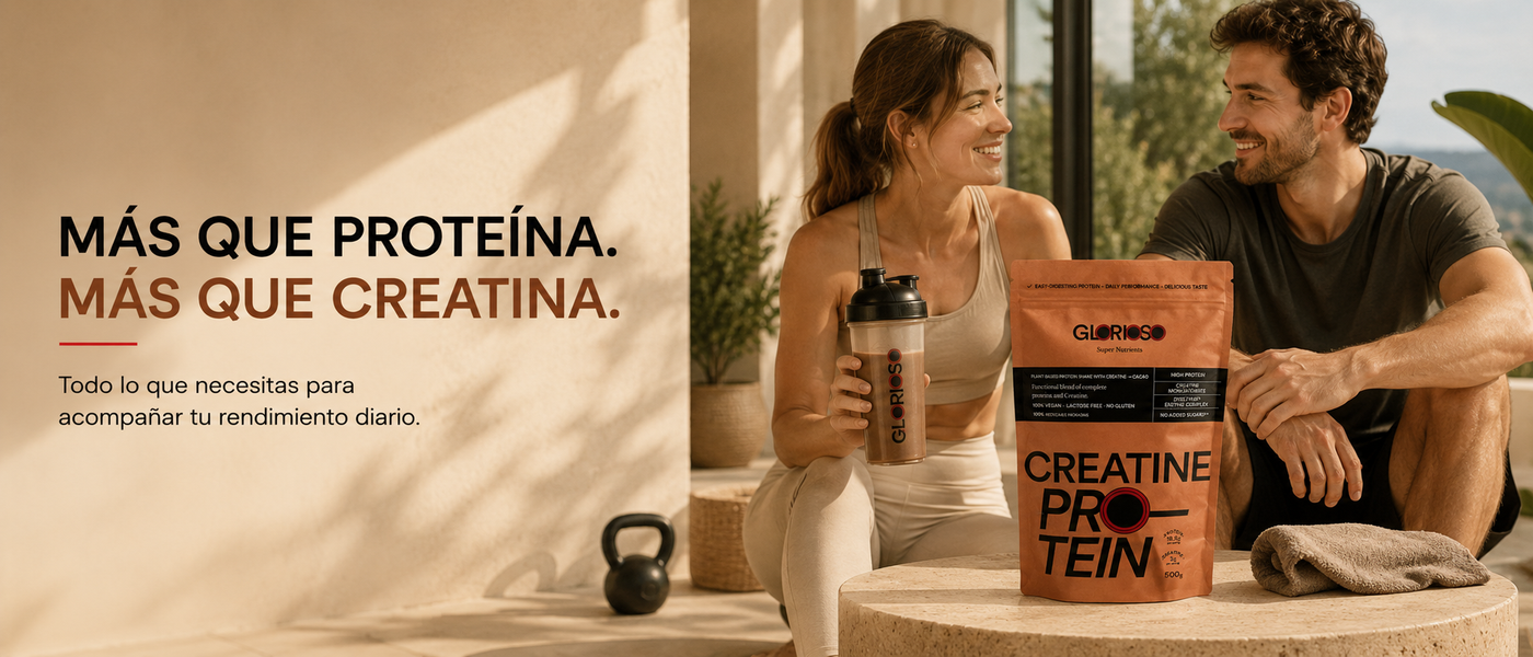 Banner lifestyle de Creatine Protein Glorioso con hombre y mujer después de entrenar, shaker de chocolate y proteína vegetal con creatina en un entorno mediterráneo luminoso orientado a fuerza, recuperación y bienestar diario.