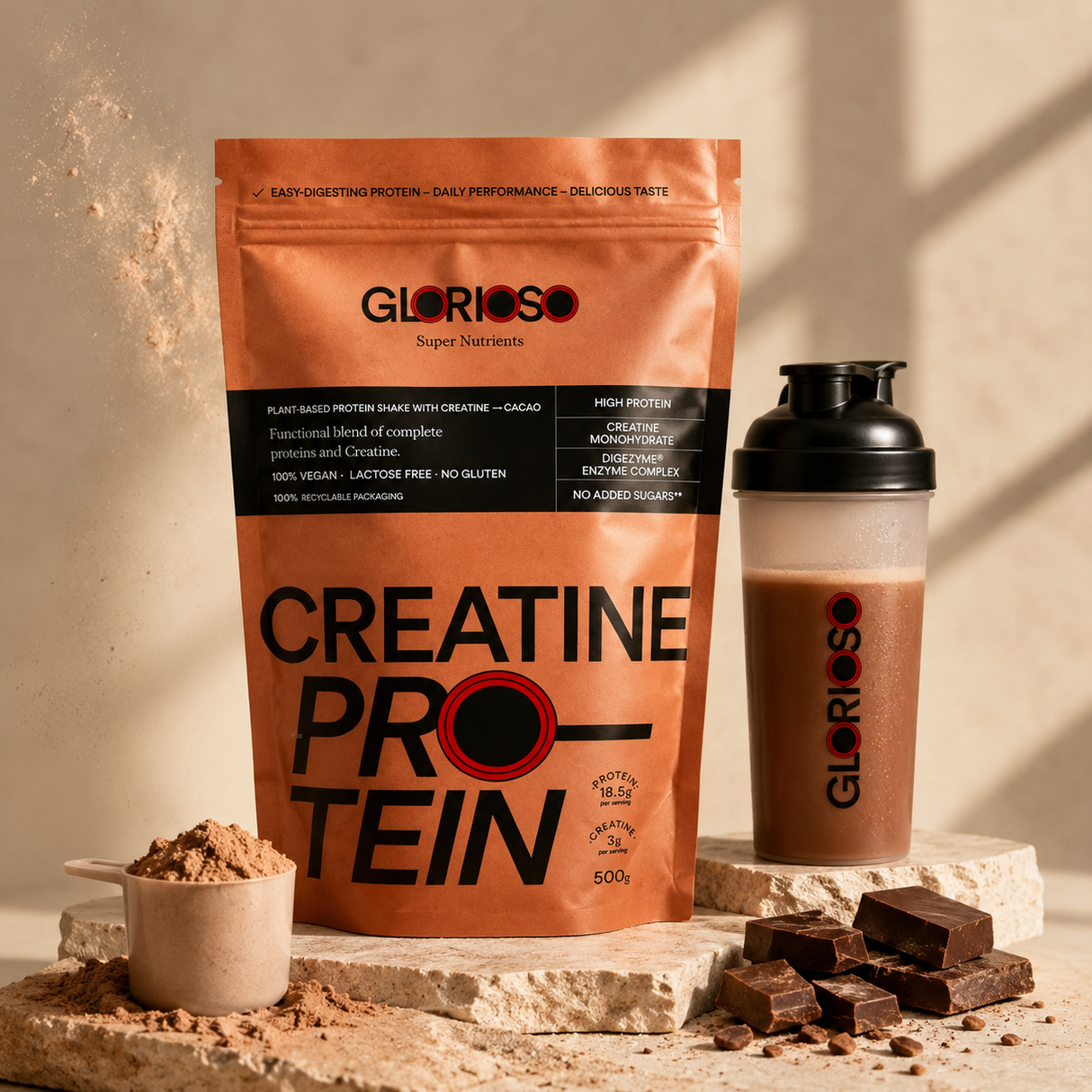 Bolsa de Creatine Protein Glorioso sabor cacao junto a shaker con batido de chocolate, proteína vegetal con creatina monohidrato y DigeZyme sobre pedestal de piedra en ambiente premium.