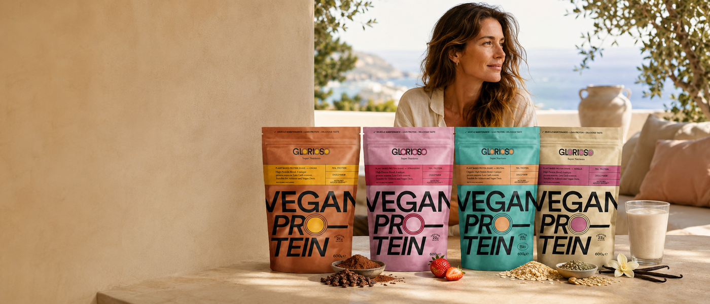 Hero banner de la gama Vegan Protein de Glorioso con proteínas vegetales premium en sabores cacao, fresa, neutra bio y vainilla en ambiente mediterráneo saludable.