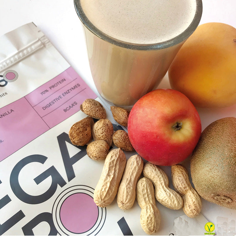 Proteína vegana en polvo sabor vainilla, batido, manzana, mango, kiwi, almendras y cacahuates.