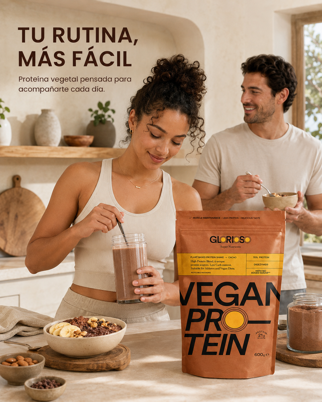 Envase de Proteína Vegana Chocolate de Glorioso junto a una pareja en una cocina luminosa, con batido de chocolate y bowl saludable.