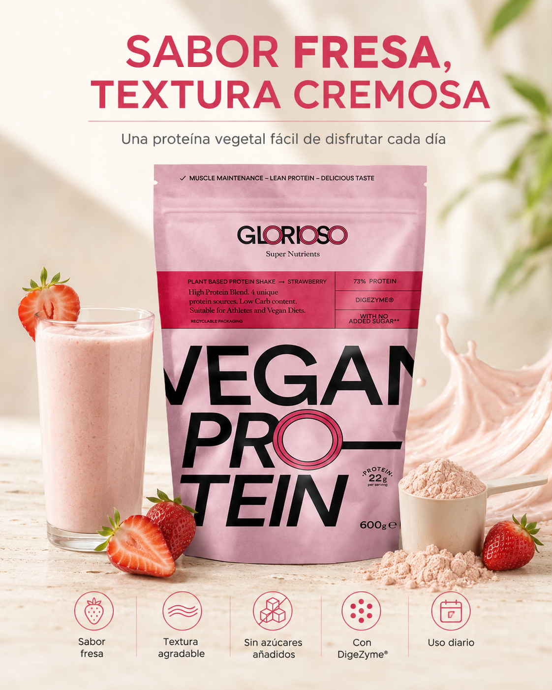 Envase de Proteína Vegana Fresa de Glorioso acompañado de un batido de fresa, fresas naturales y proteína en polvo sobre fondo claro premium.