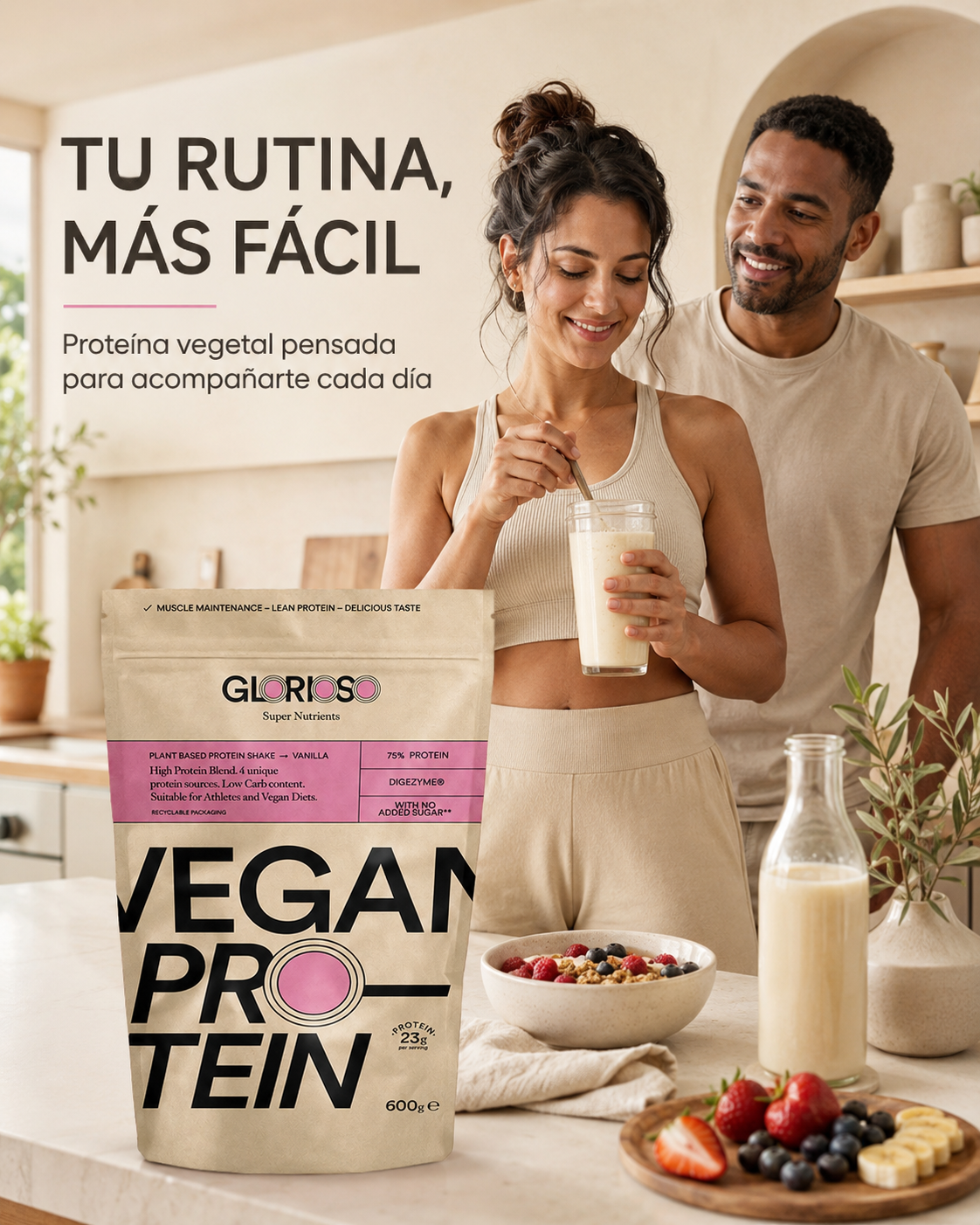 Proteína Vegana Vainilla de Glorioso en una cocina mediterránea con una mujer y un hombre preparando un batido saludable.