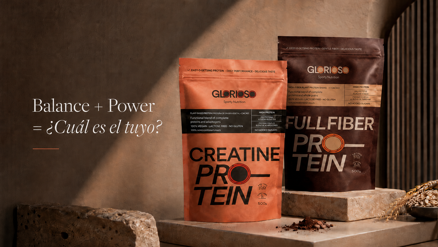 Envases de Creatine Protein y Fullfiber Protein Glorioso en bodegón premium con luz cálida y fondo mediterráneo.