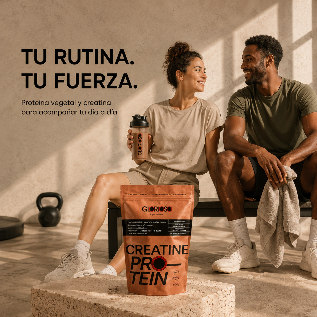 Hombre y mujer después de entrenar junto a Creatine Protein Glorioso y shaker de chocolate, proteína vegetal con creatina diseñada para fuerza, recuperación y rendimiento diario.