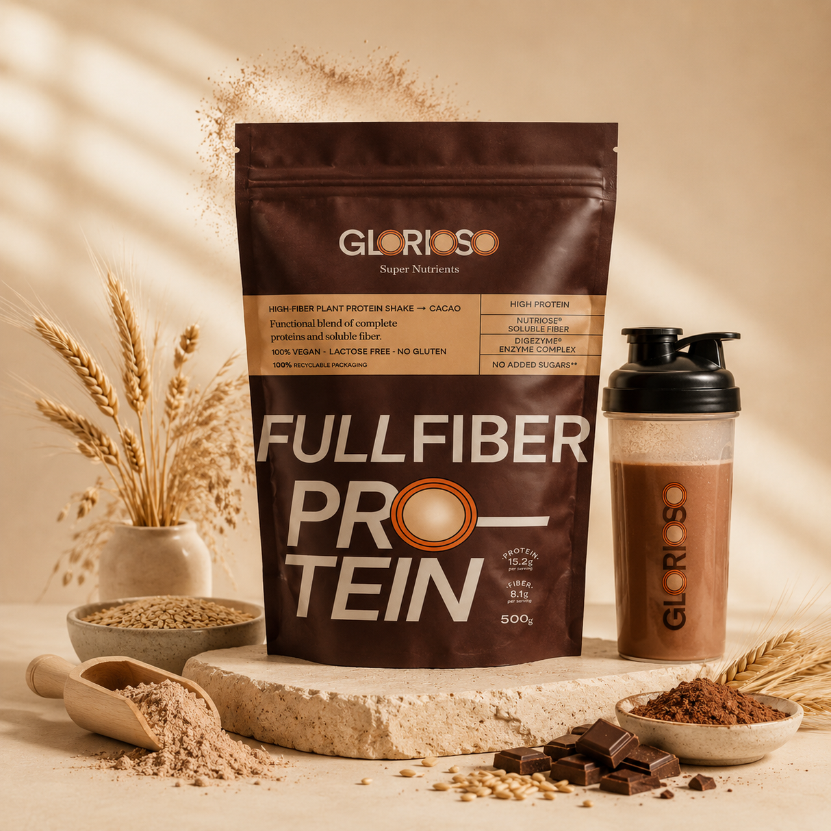 Bolsa de Fullfiber Protein Glorioso sabor cacao junto a shaker de chocolate, fibra soluble Nutriose®, proteínas vegetales y DigeZyme®, presentada sobre pedestal de piedra con cereales integrales y cacao en ambiente premium.