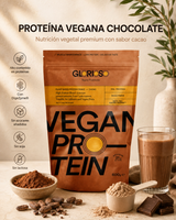 Envase de Proteína Vegana Chocolate de Glorioso con cacao en polvo, granos de cacao, batido cremoso y scoop de proteína vegetal.