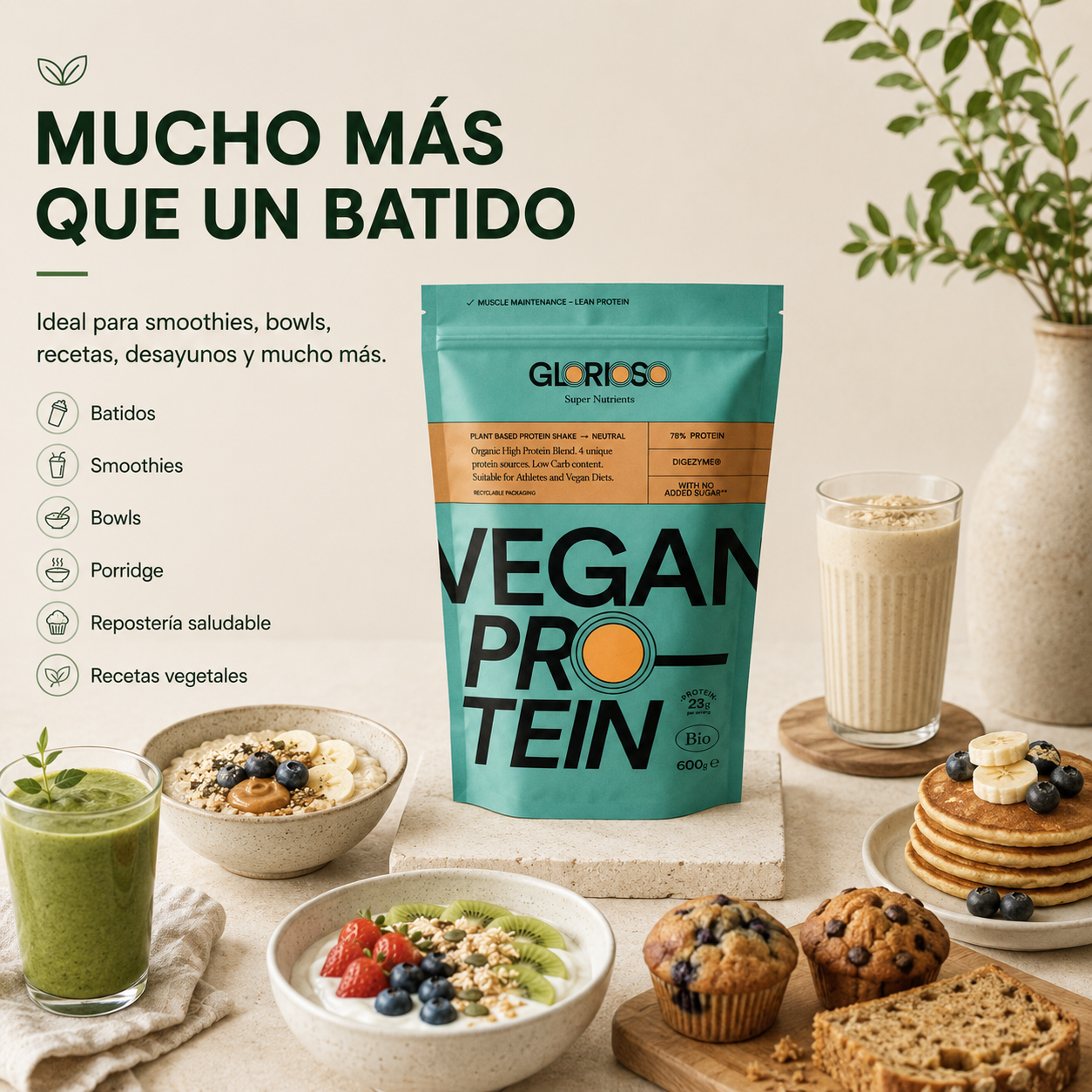 Proteína vegana neutra bio Glorioso con smoothie verde, bowl de yogur vegetal, porridge, pancakes saludables y recetas fitness en cocina luminosa mediterránea.