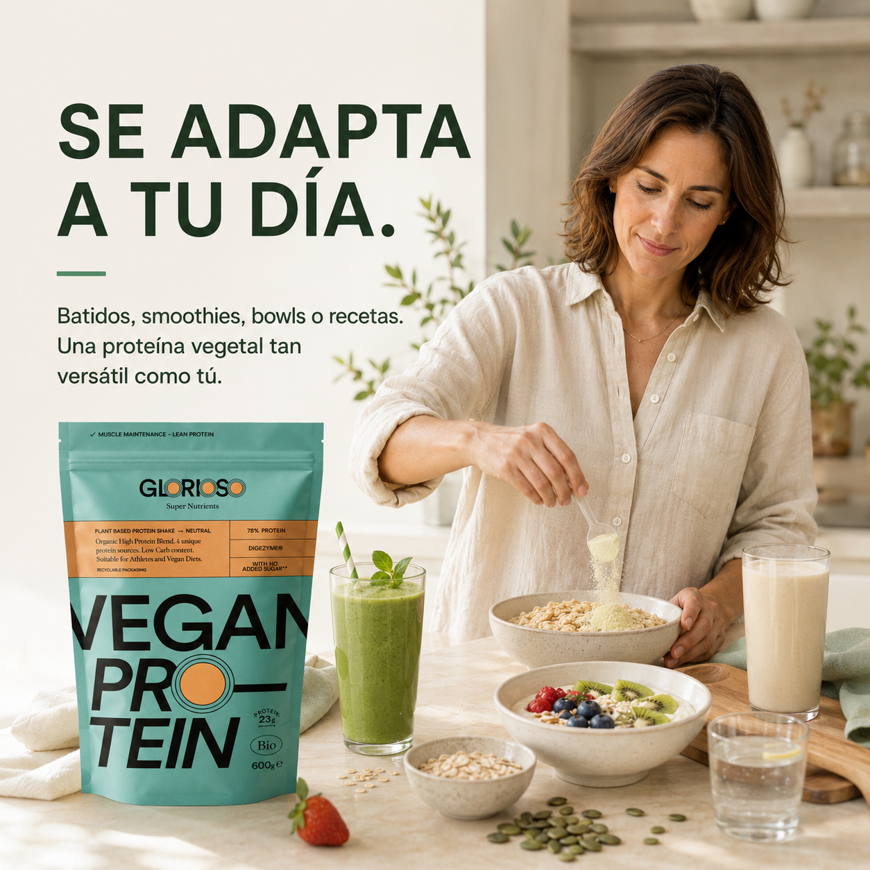 Mujer preparando un desayuno saludable con Proteína Vegana Neutra Bio Glorioso, mostrando diferentes formas de consumo como smoothie verde, bowl de yogur vegetal, porridge de avena y batido proteico en una cocina mediterránea luminosa.