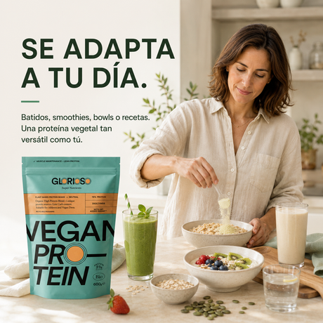 Mujer preparando un desayuno saludable con Proteína Vegana Neutra Bio Glorioso, mostrando diferentes formas de consumo como smoothie verde, bowl de yogur vegetal, porridge de avena y batido proteico en una cocina mediterránea luminosa.